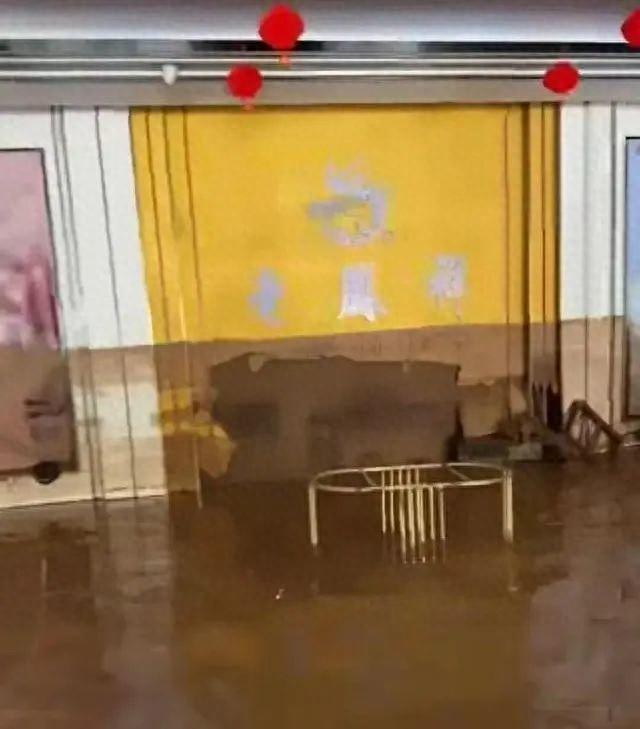 保”：因大意未提前转移财物警方：正在侦查结果将公布AG真人损失千万的金店店内监控首次曝光店主否认“骗(图2)