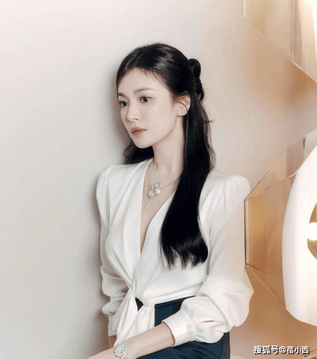 搭衬衫不搭配牛仔裤才更高级有韵味AG真人中国跟着宋慧乔学职场风穿(图1)