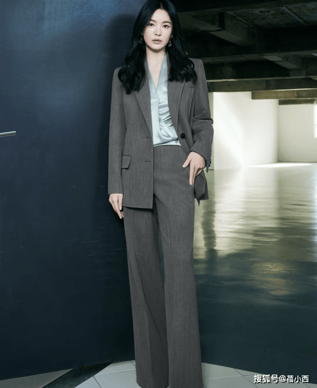 搭衬衫不搭配牛仔裤才更高级有韵味AG真人中国跟着宋慧乔学职场风穿(图4)