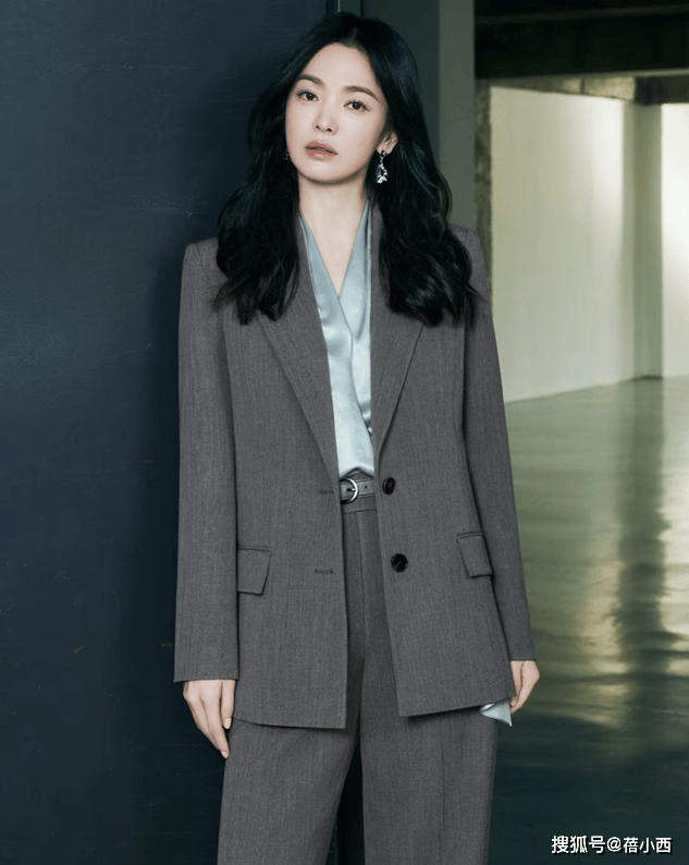 搭衬衫不搭配牛仔裤才更高级有韵味AG真人中国跟着宋慧乔学职场风穿(图2)