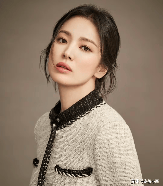 搭衬衫不搭配牛仔裤才更高级有韵味AG真人中国跟着宋慧乔学职场风穿(图5)