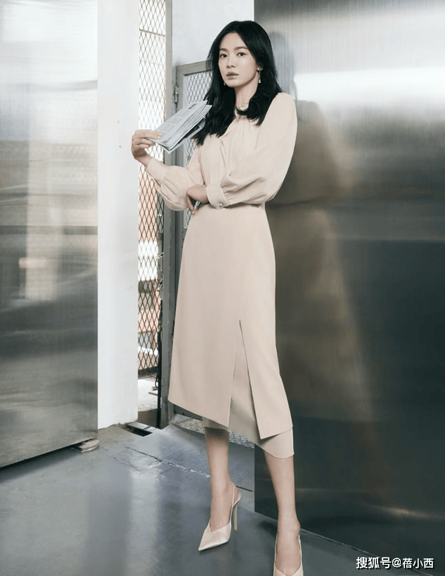 搭衬衫不搭配牛仔裤才更高级有韵味AG真人中国跟着宋慧乔学职场风穿(图3)