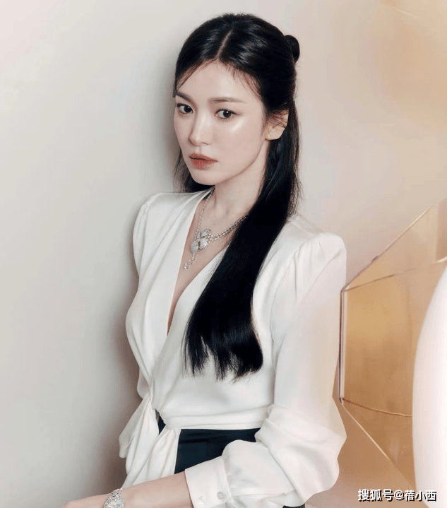 搭衬衫不搭配牛仔裤才更高级有韵味AG真人中国跟着宋慧乔学职场风穿(图7)