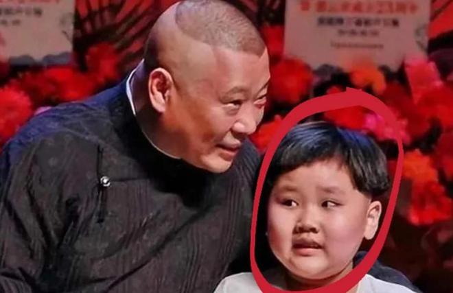 0岁郭汾阳目测200斤戴银色耳环很抢镜AG真人国际厅郭德纲带妻儿澳洲度假1(图2)