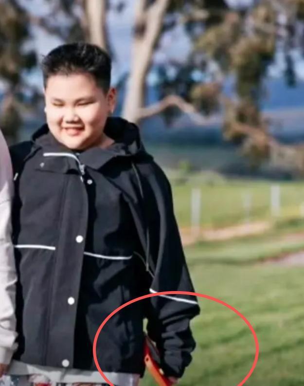 0岁郭汾阳目测200斤戴银色耳环很抢镜AG真人国际厅郭德纲带妻儿澳洲度假1(图3)