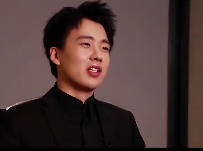 0岁郭汾阳目测200斤戴银色耳环很抢镜A