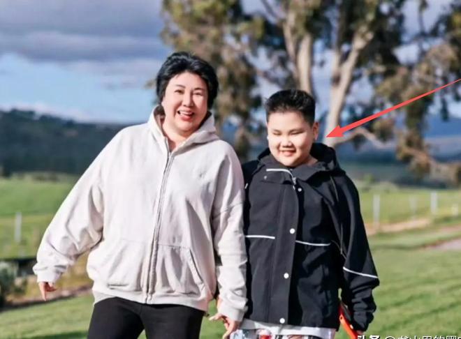 0岁郭汾阳目测200斤戴银色耳环很抢镜AG真人国际厅郭德纲带妻儿澳洲度假1(图6)