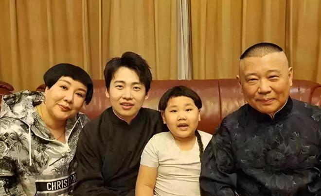 0岁郭汾阳目测200斤戴银色耳环很抢镜AG真人国际厅郭德纲带妻儿澳洲度假1(图8)