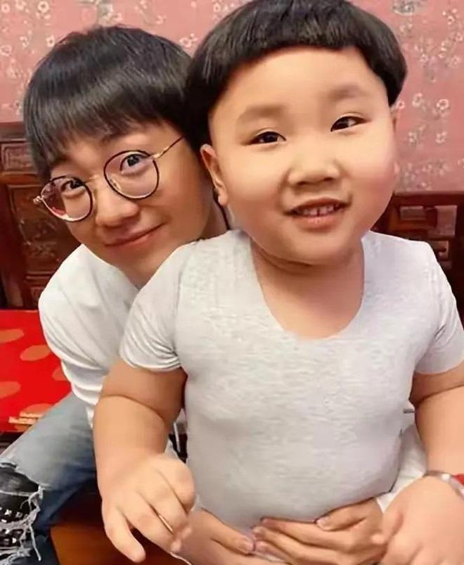 0岁郭汾阳目测200斤戴银色耳环很抢镜AG真人国际厅郭德纲带妻儿澳洲度假1(图7)