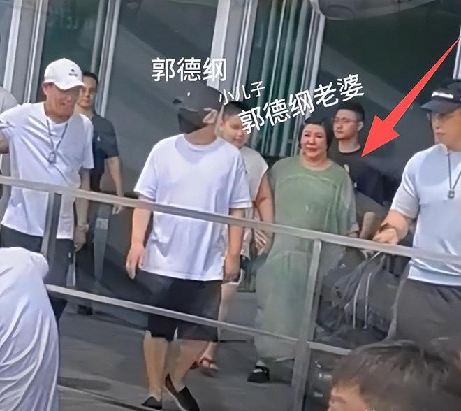 0岁郭汾阳目测200斤戴银色耳环很抢镜AG真人国际厅郭德纲带妻儿澳洲度假1(图5)