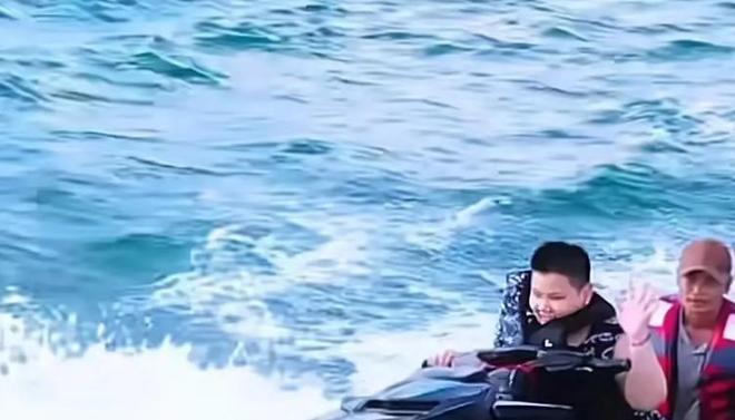 0岁郭汾阳目测200斤戴银色耳环很抢镜AG真人国际厅郭德纲带妻儿澳洲度假1(图13)