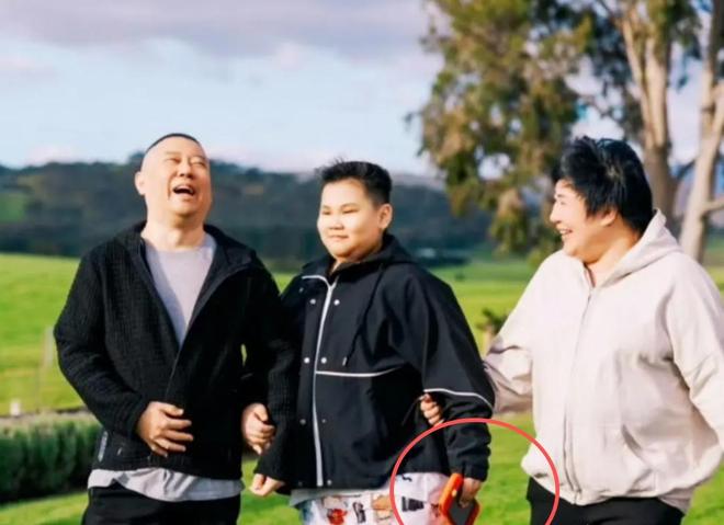 0岁郭汾阳目测200斤戴银色耳环很抢镜AG真人国际厅郭德纲带妻儿澳洲度假1(图15)