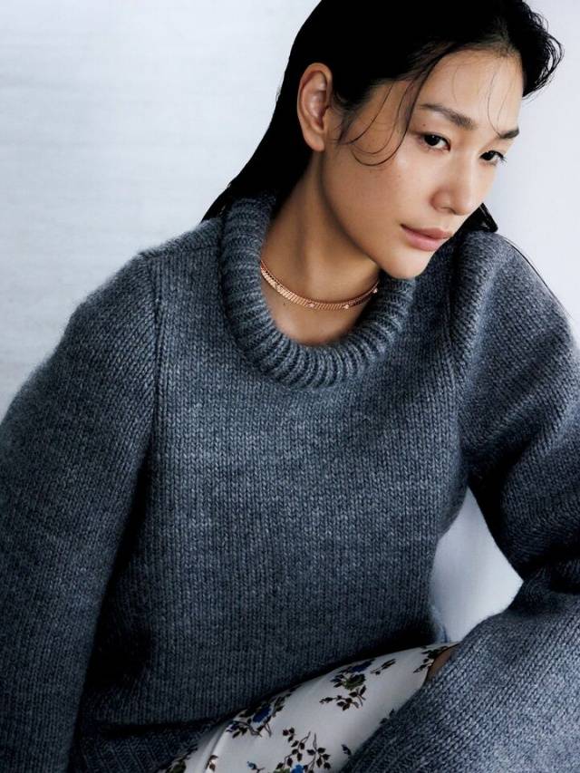 ：要学会用珠宝50+女性尤其不可忽略AG真人国际游戏灰色穿搭的高级感秘诀(图3)