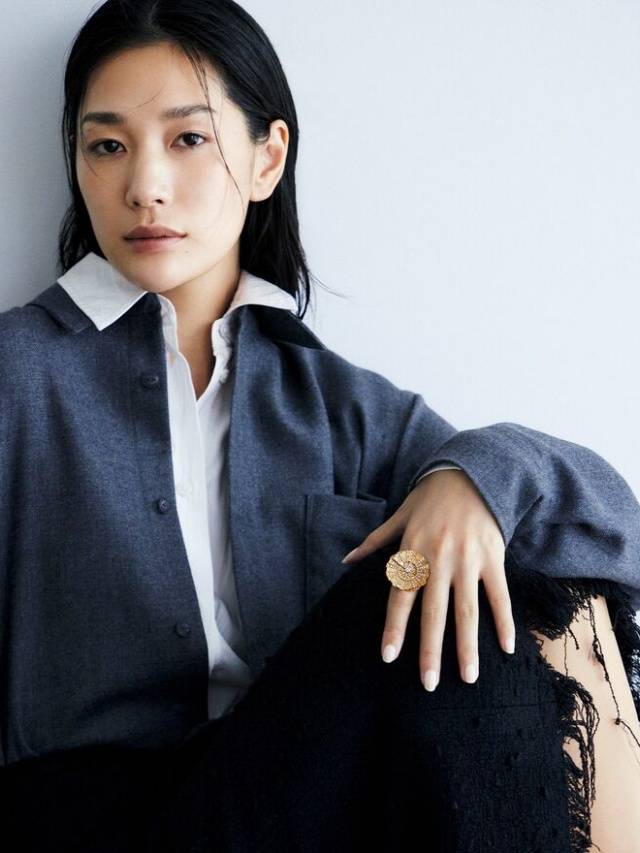 ：要学会用珠宝50+女性尤其不可忽略AG真人国际游戏灰色穿搭的高级感秘诀(图8)