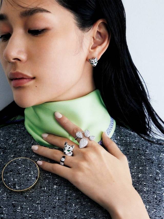 ：要学会用珠宝50+女性尤其不可忽略AG真人国际游戏灰色穿搭的高级感秘诀(图11)